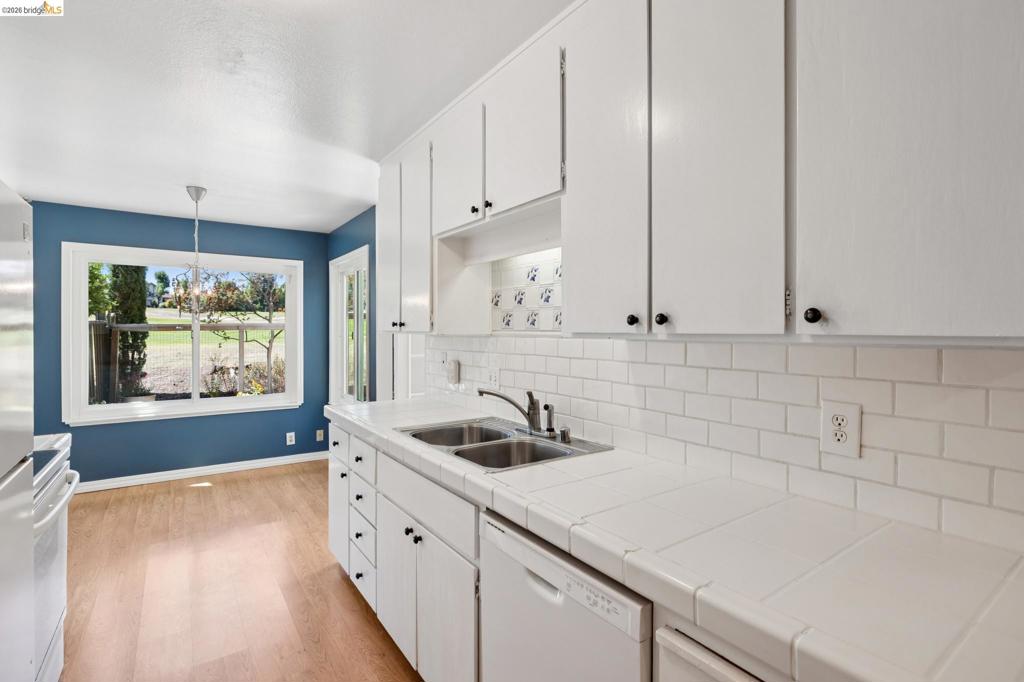345 Kinross Dr. Property Photo 37