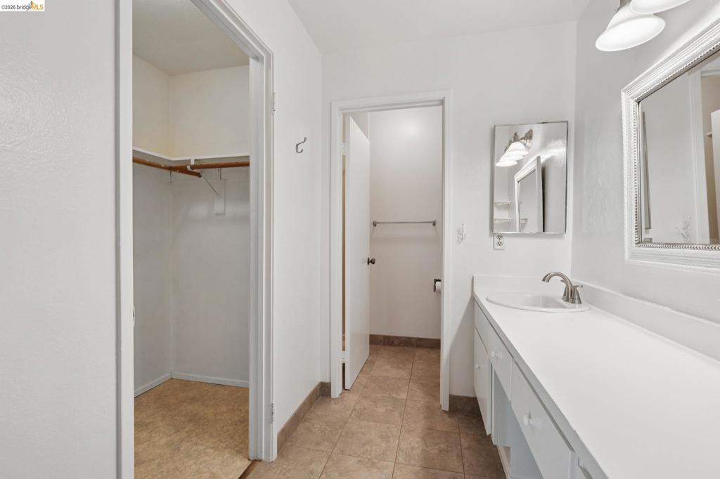 345 Kinross Dr. Property Photo 53