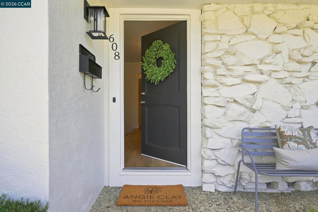 608 Banyan Ln Property Photo 3