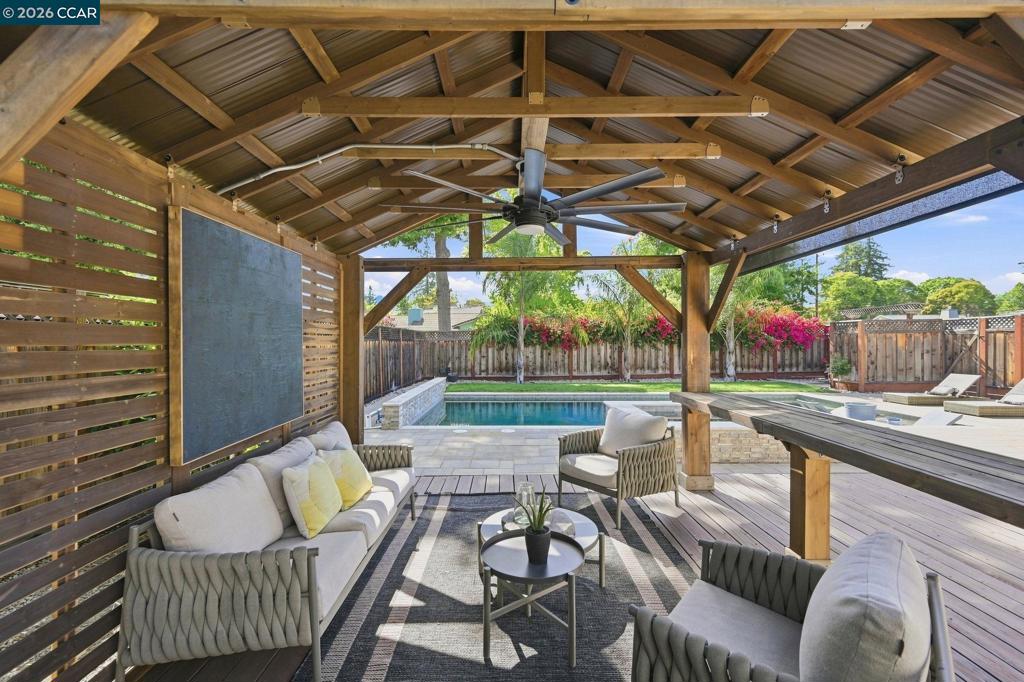 608 Banyan Ln Property Photo 32