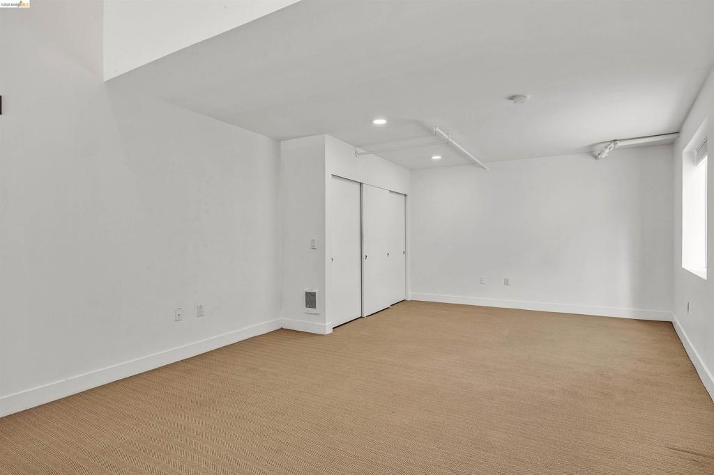 311 Oak St 842 Property Photo 20