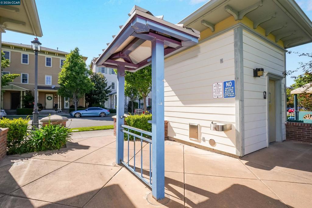 2063 Lewis St Property Photo 47