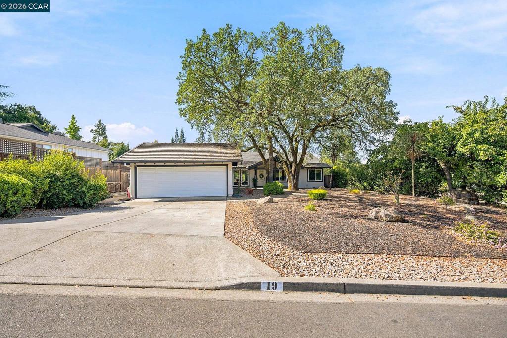 19 Inverness Dr Property Photo 1
