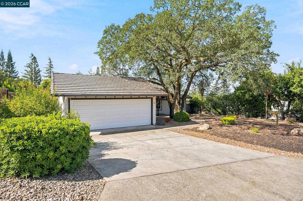 19 Inverness Dr Property Photo 3