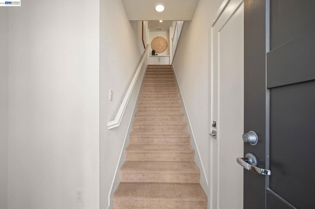9732 Seawind Way Property Photo 6