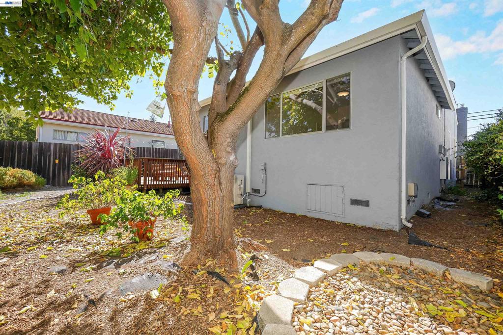 1620 East Ave Property Photo 11