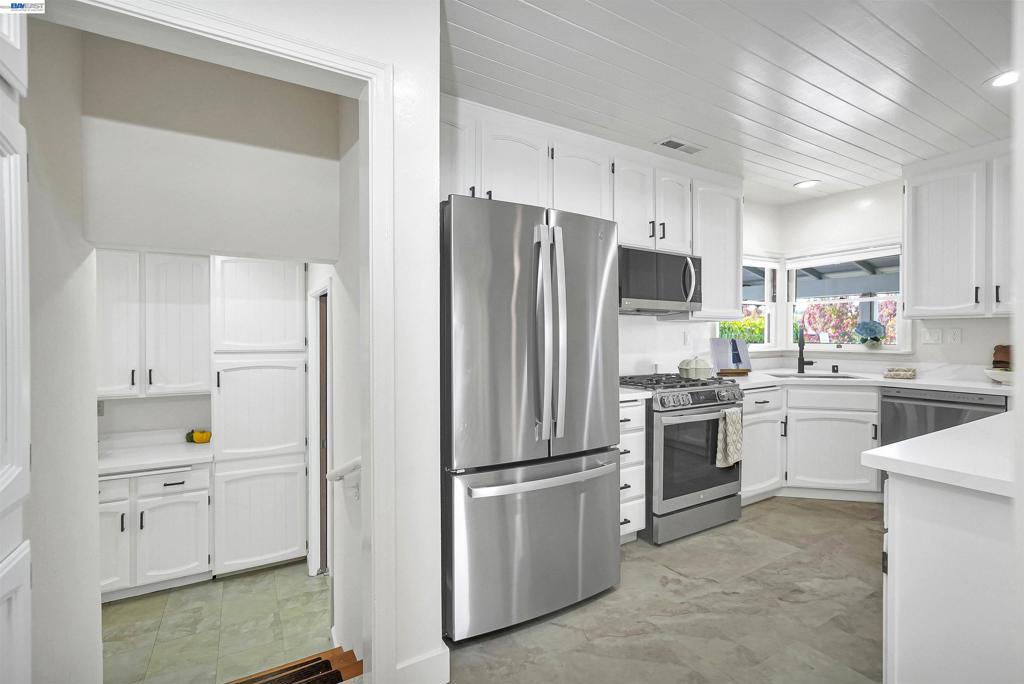 1620 East Ave Property Photo 32