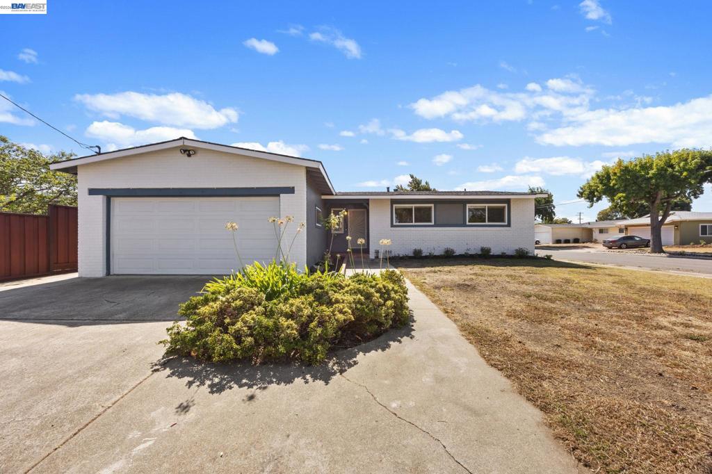 5582 Jonathan Dr Property Photo 1