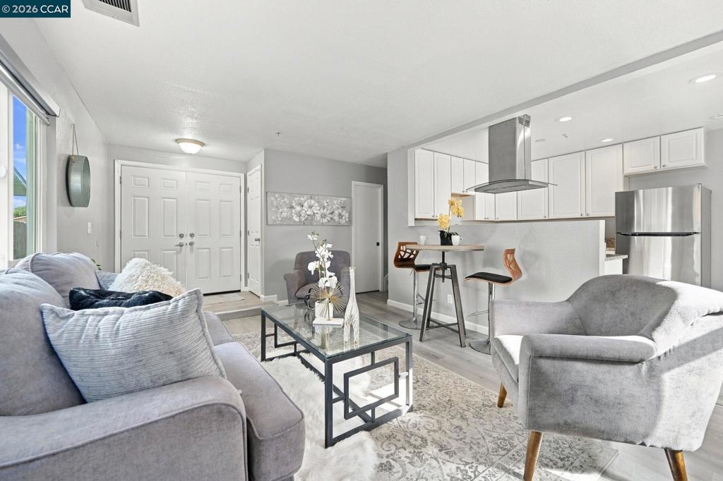 1880 Premier Pl. Property Photo 6