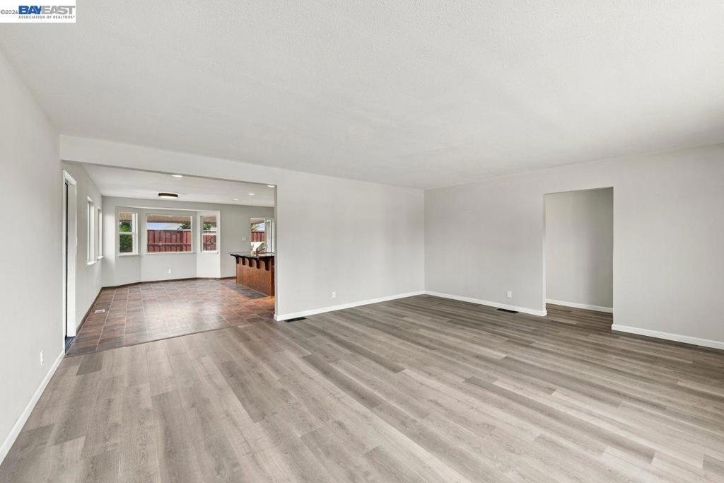 37064 Elm St Property Photo 4
