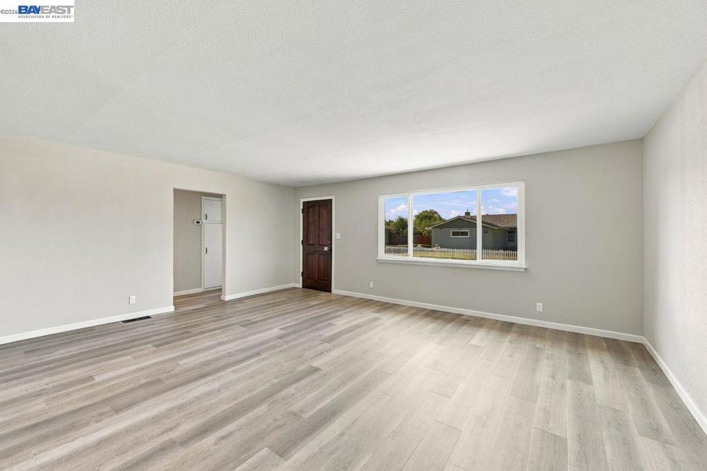 37064 Elm St Property Photo 6