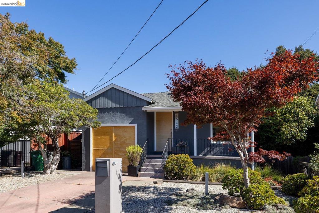 7542 Valentine St Property Photo 3