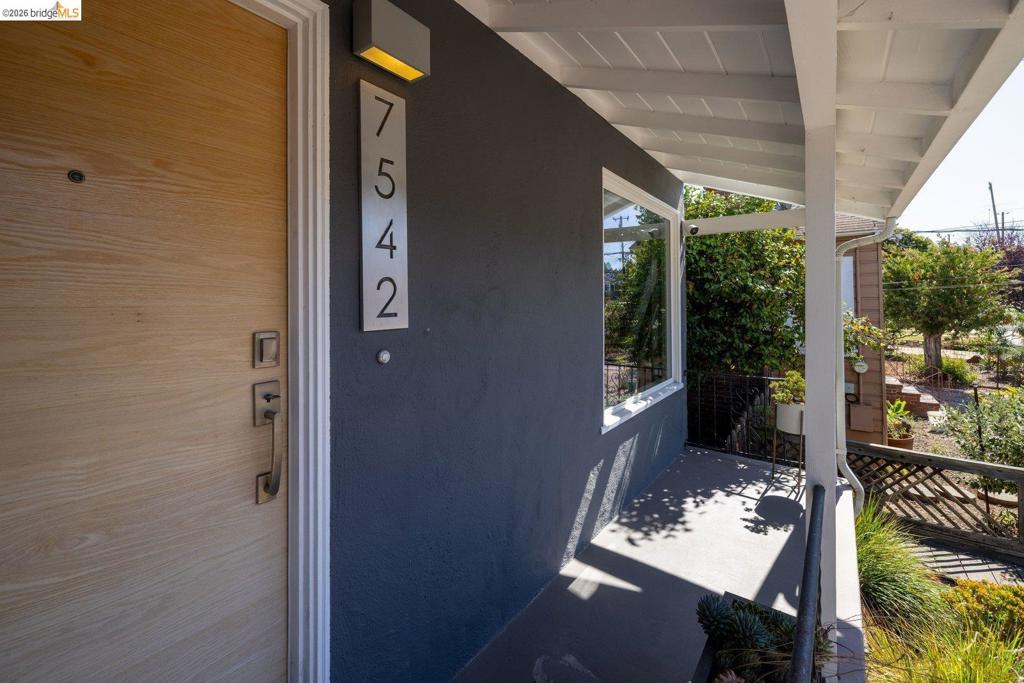 7542 Valentine St Property Photo 4