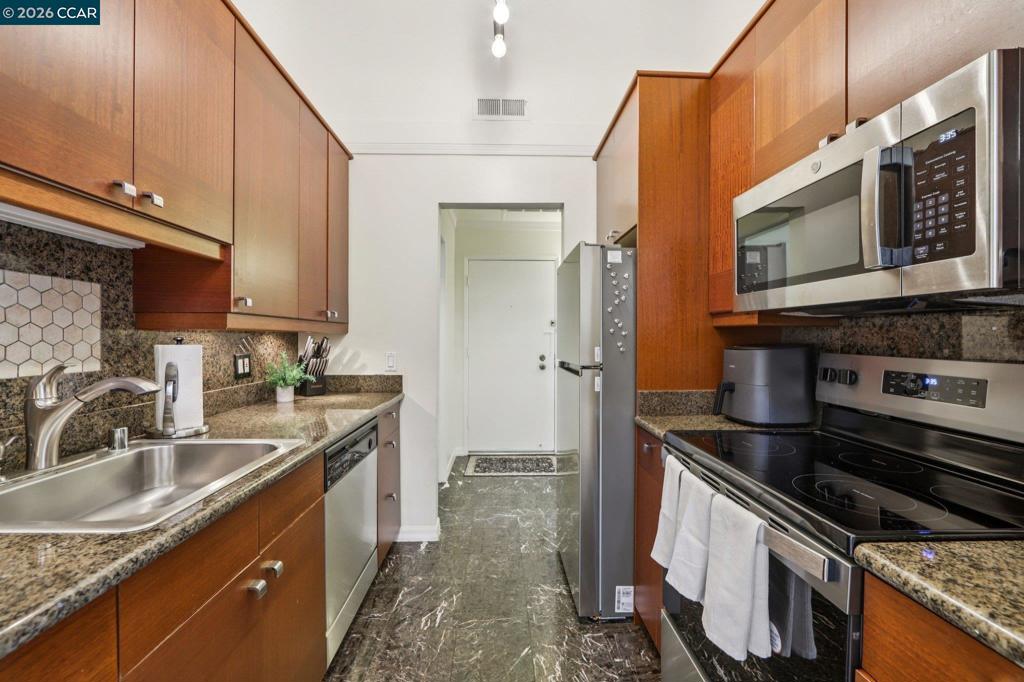 470 N Civic Dr #308 308 Property Photo 14