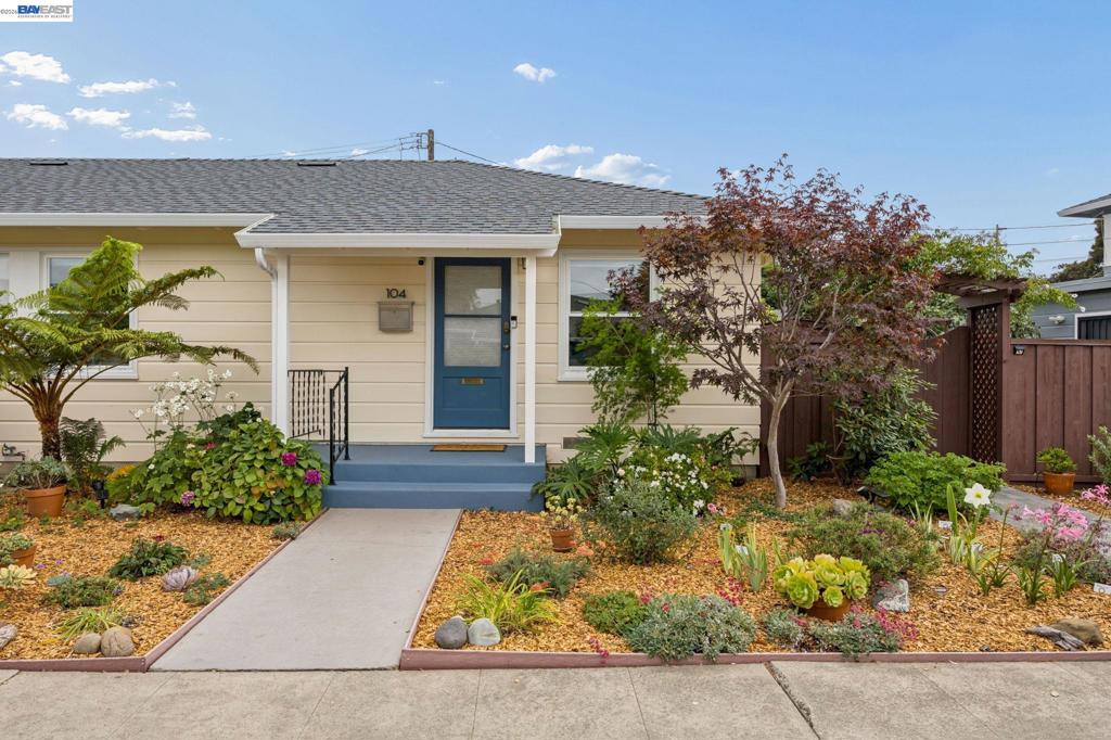 104 Cypress St Property Photo 4
