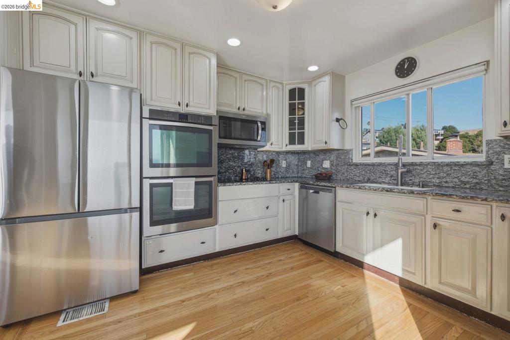 8011 Sunkist Dr Property Photo 6