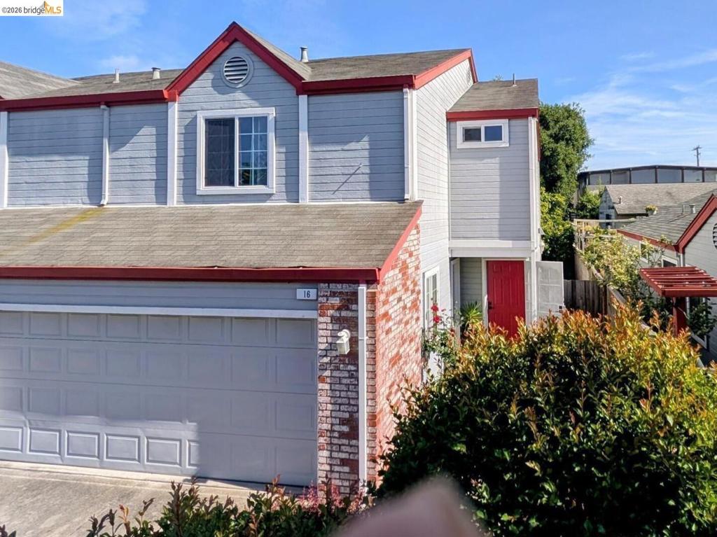 16 Town Sq Pl Property Photo 2