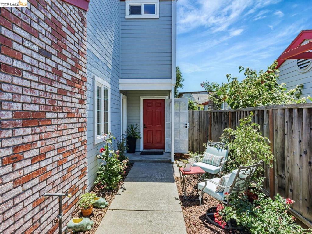 16 Town Sq Pl Property Photo 3