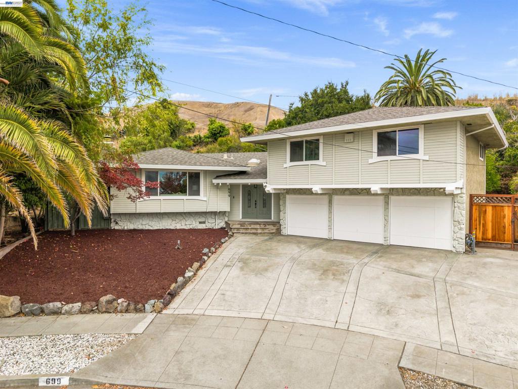 699 Fiesta Pl Property Photo 3