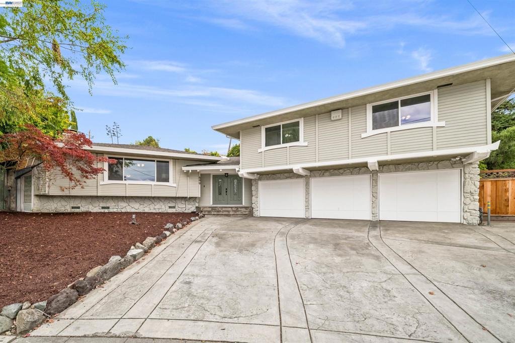 699 Fiesta Pl Property Photo 5