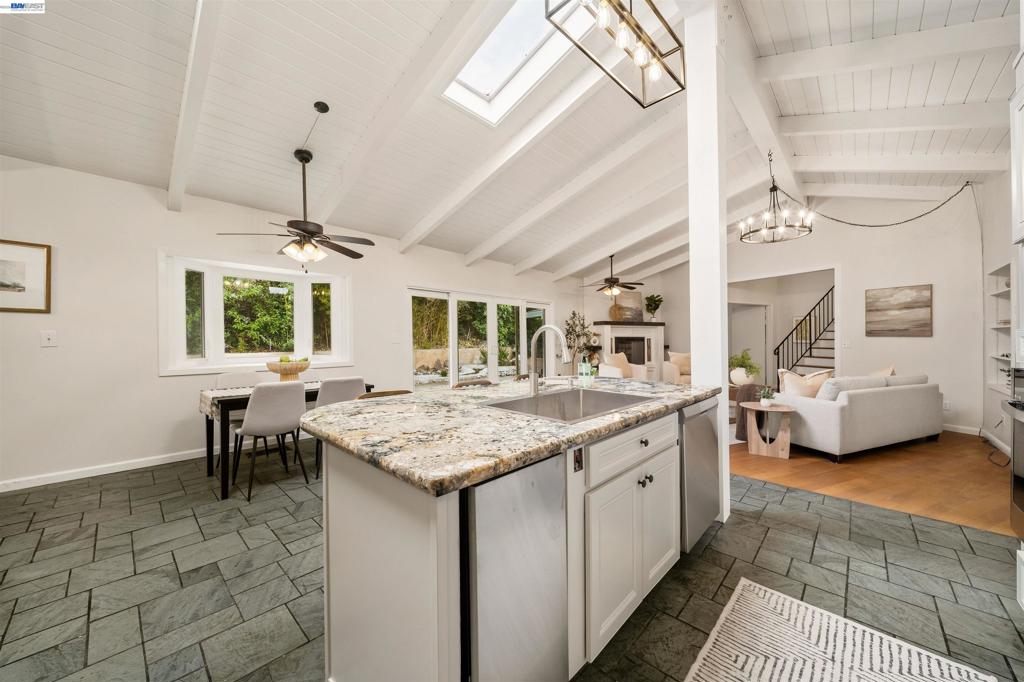 699 Fiesta Pl Property Photo 14