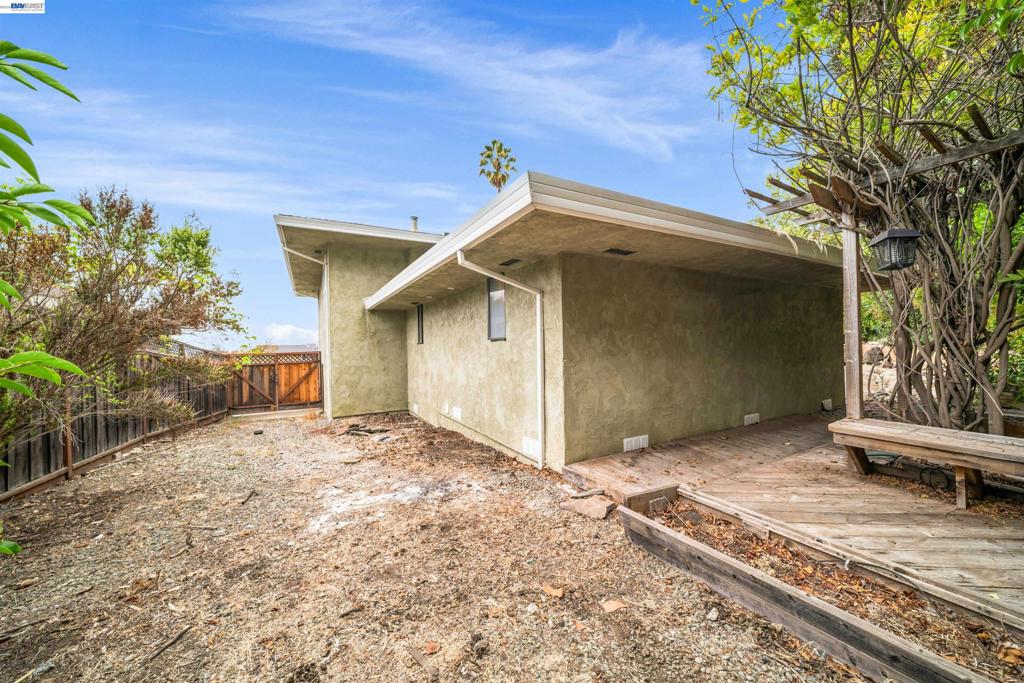 699 Fiesta Pl Property Photo 43