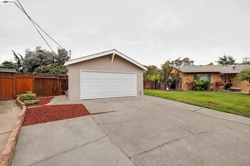 513 Carobe Court Property Photo 2