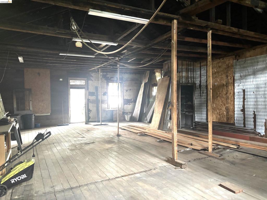 18190 Main St Property Photo 7