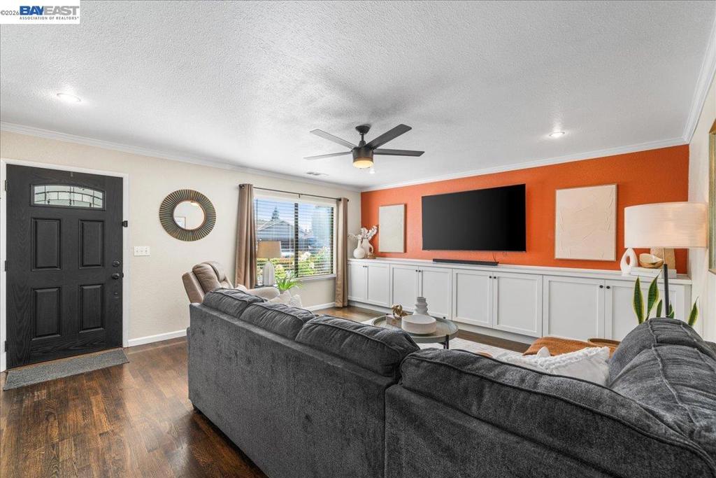 586 Colusa Way Property Photo 8