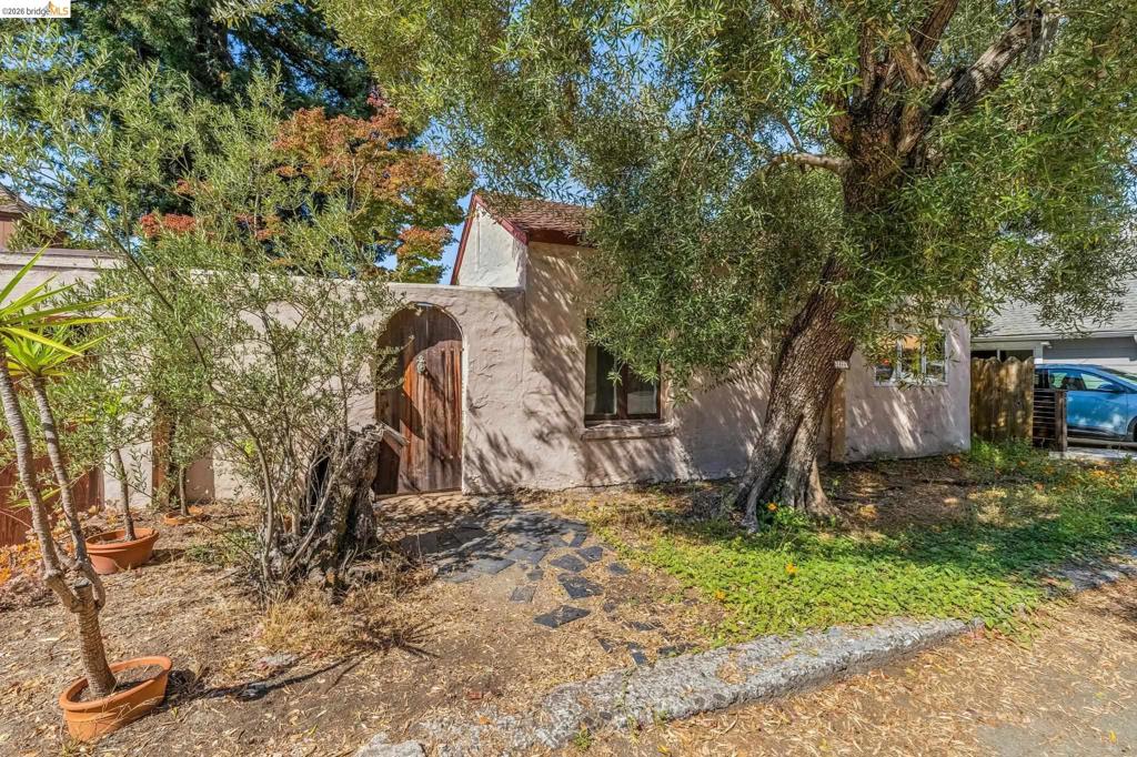 1466 Scenic Ave Property Photo 1