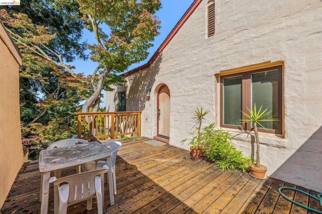 1466 Scenic Ave Property Photo 3