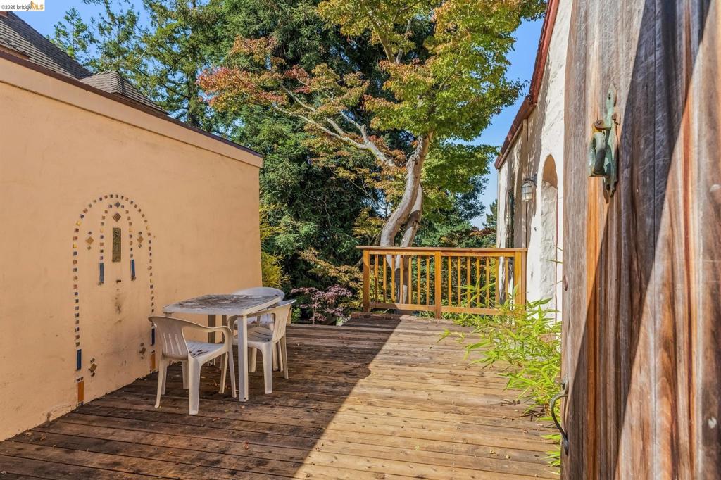 1466 Scenic Ave Property Photo 4