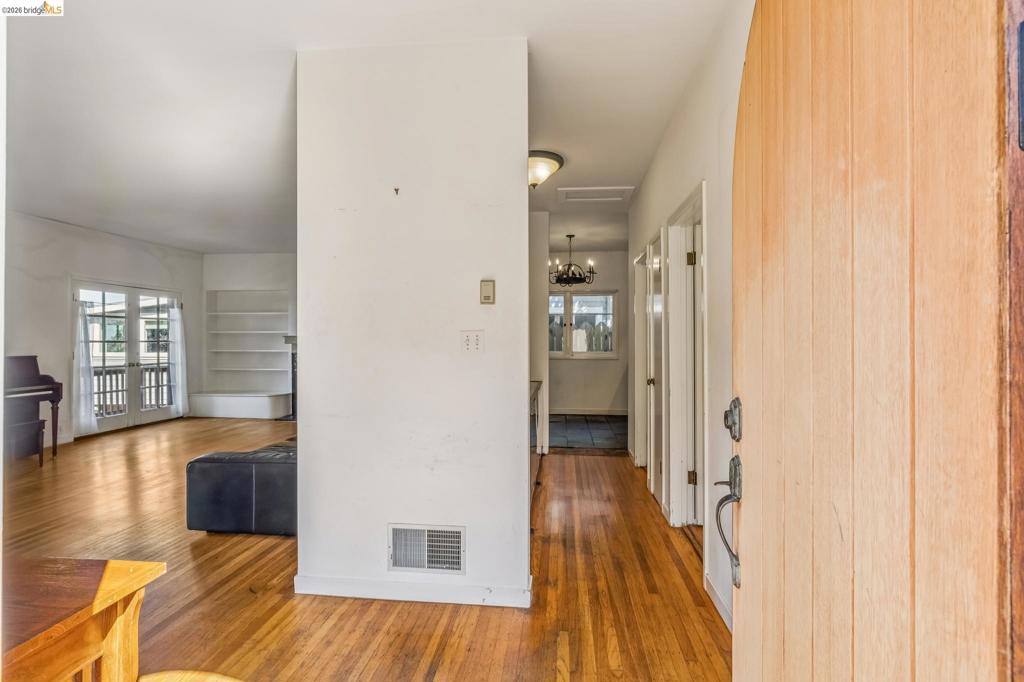 1466 Scenic Ave Property Photo 6
