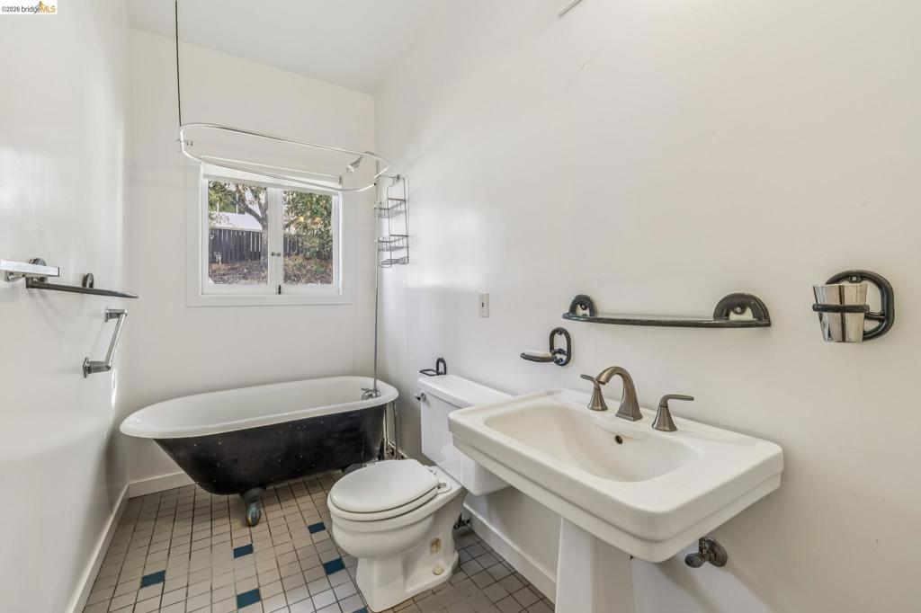 1466 Scenic Ave Property Photo 24