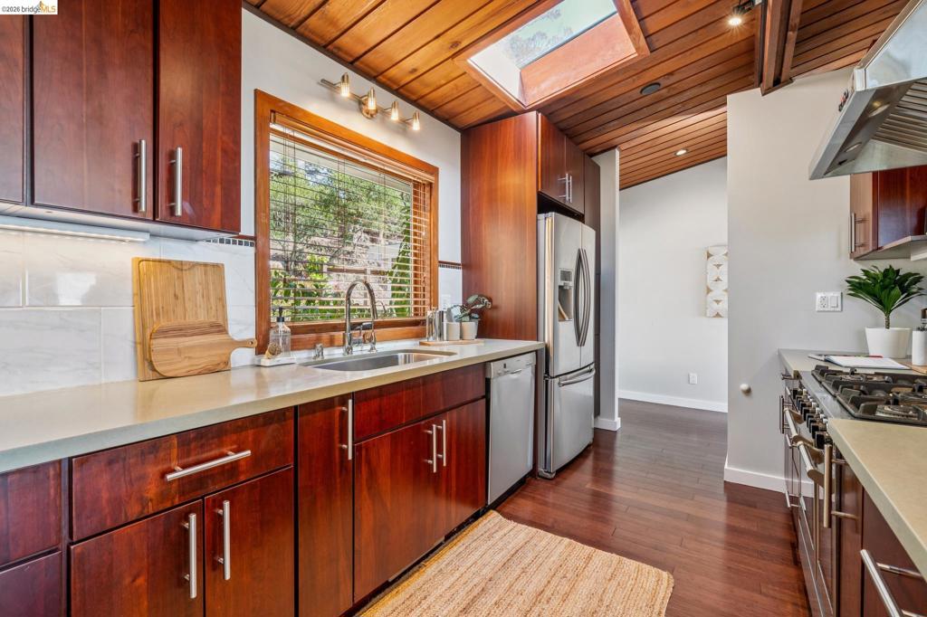 1394 Queens Rd Property Photo 11