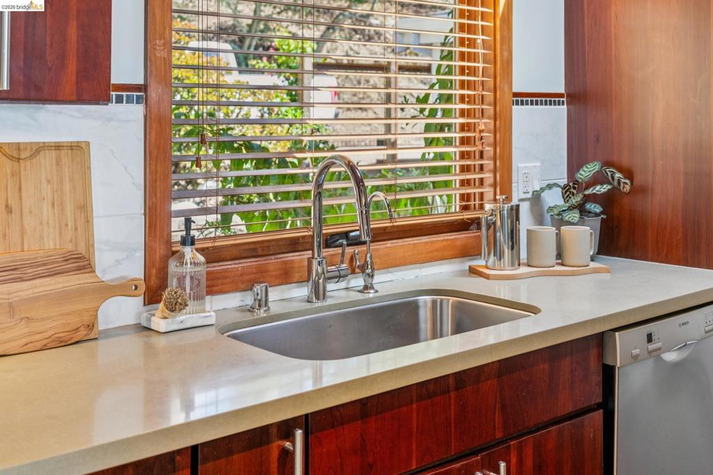 1394 Queens Rd Property Photo 13
