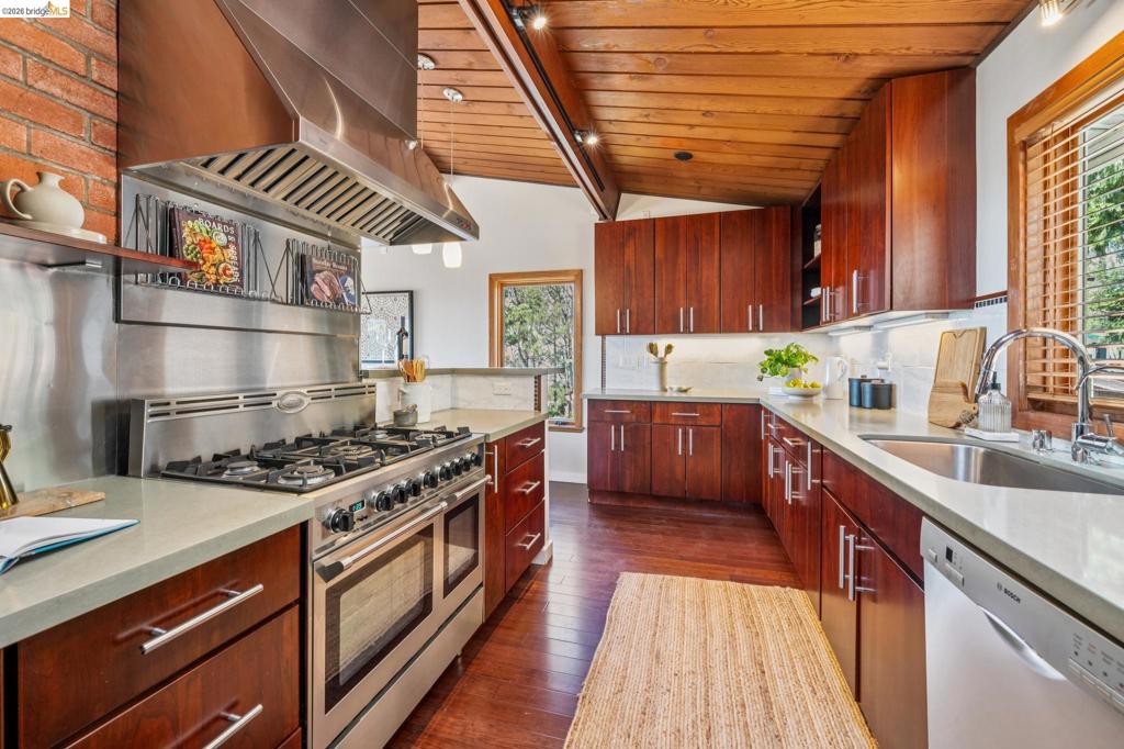 1394 Queens Rd Property Photo 14