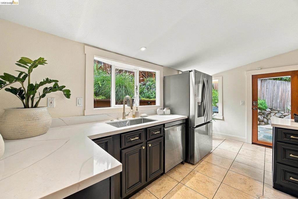 967 Grosvenor Place Property Photo 13