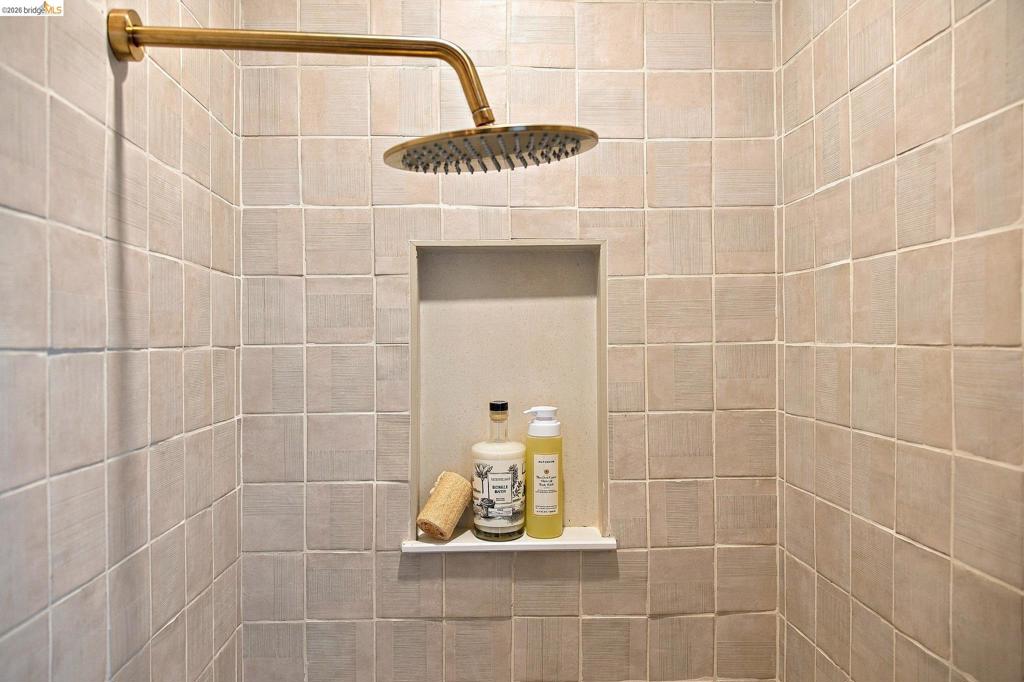 967 Grosvenor Place Property Photo 33