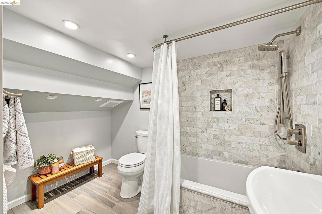 967 Grosvenor Place Property Photo 38