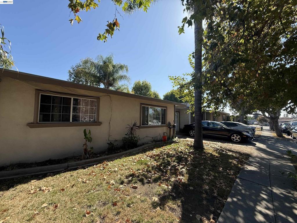 24074 Dotson Ct Property Photo 3