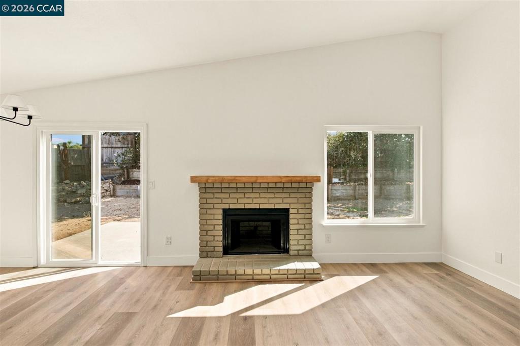 301 Maude Ct Property Photo 8