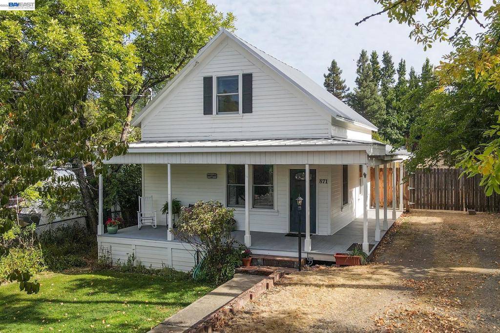 871 Main St. Property Photo 1