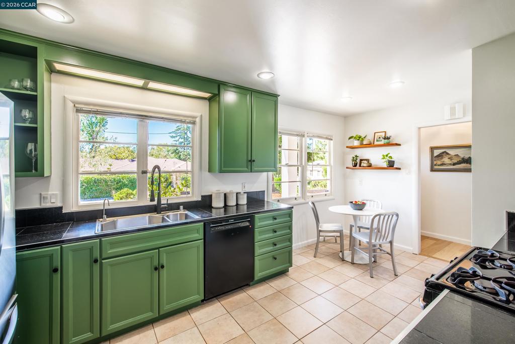 1132 Sunset Loop Property Photo 9