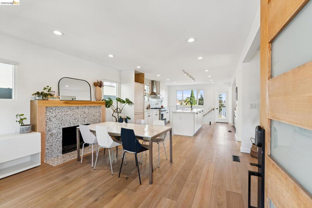2444 Renwick St Property Photo 3