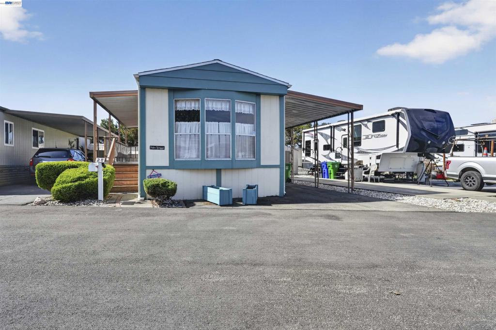 2100 Lewelling Property Photo 1