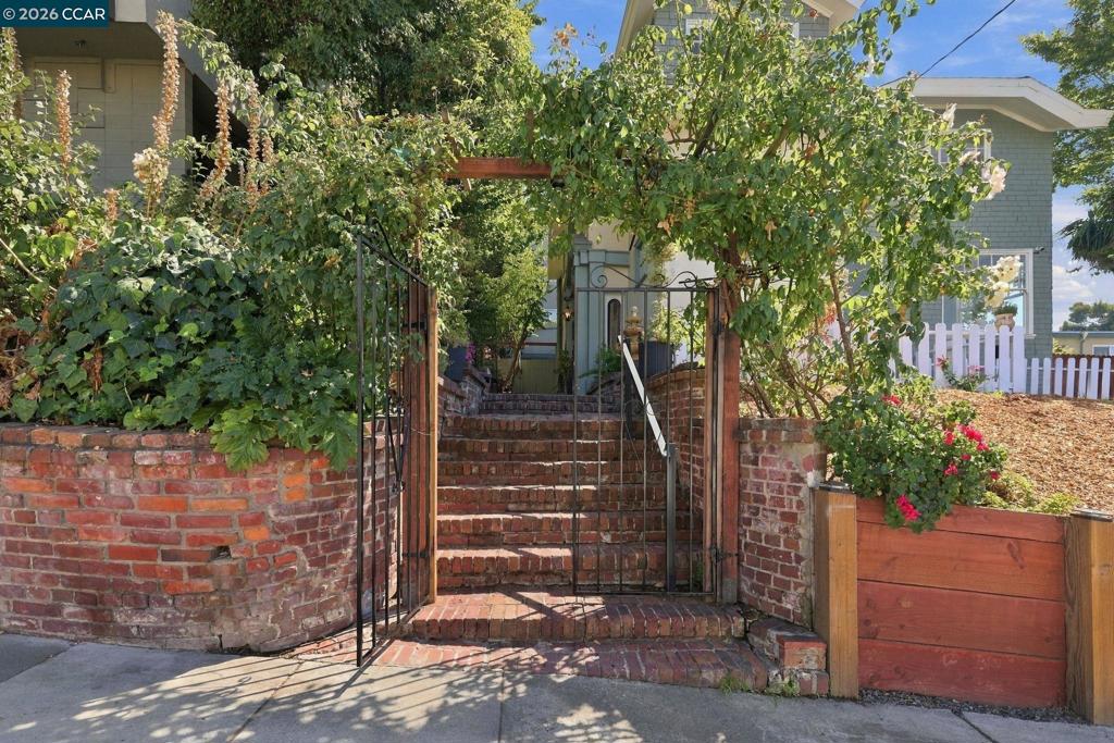 430 Adams St Property Photo 5
