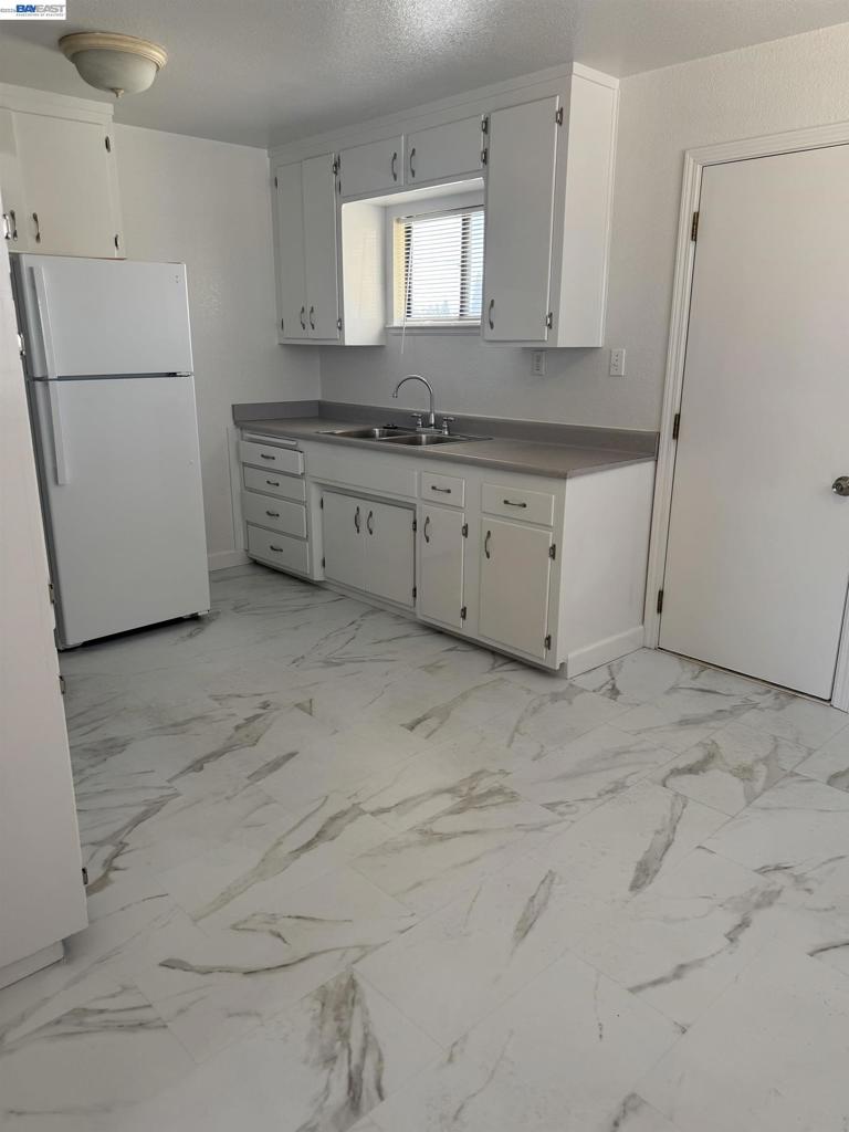 416 Grove Way Property Photo 7