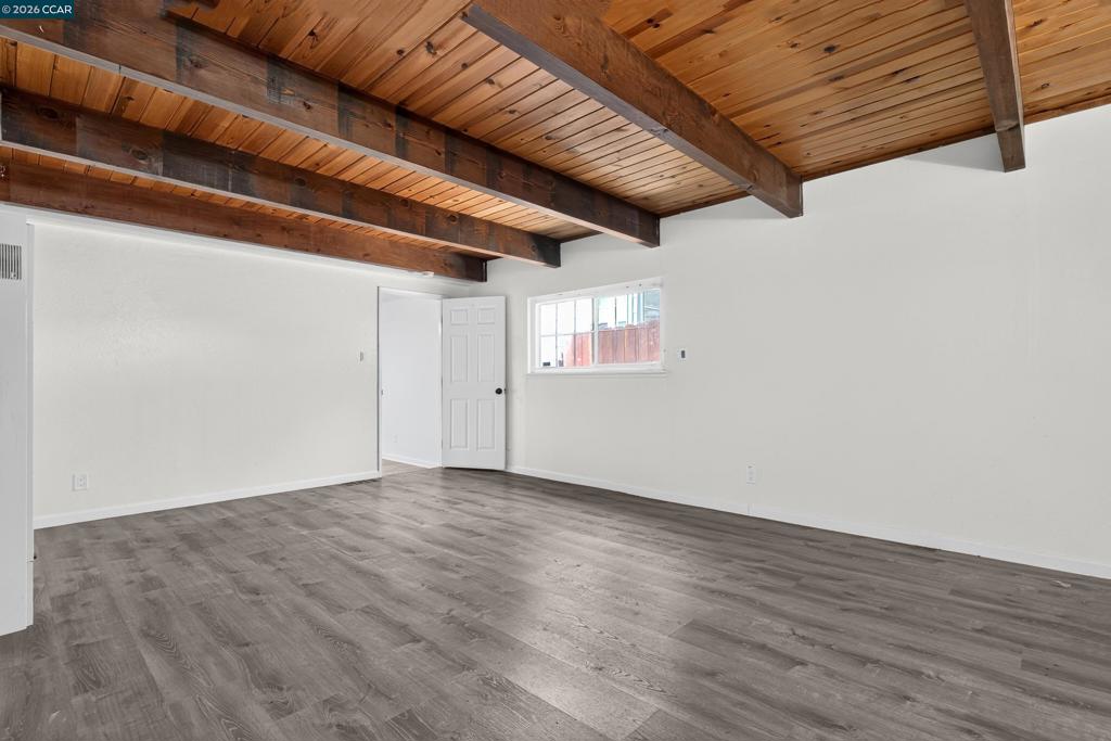 640 Henry St Property Photo 15