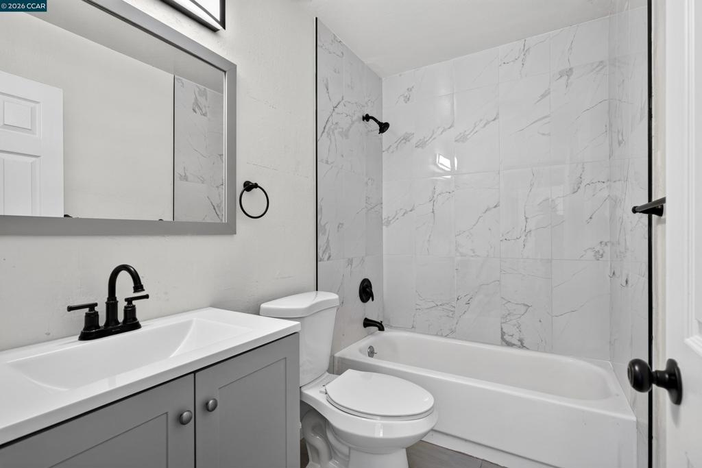 640 Henry St Property Photo 35